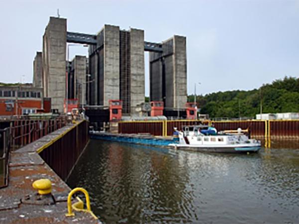 Schiffshebewerk Scharnebeck.jpg